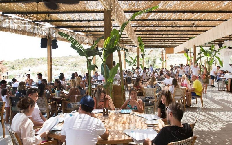 Meze Maison Alaçatı – Avlu Restoran Dekorasyonu Detay