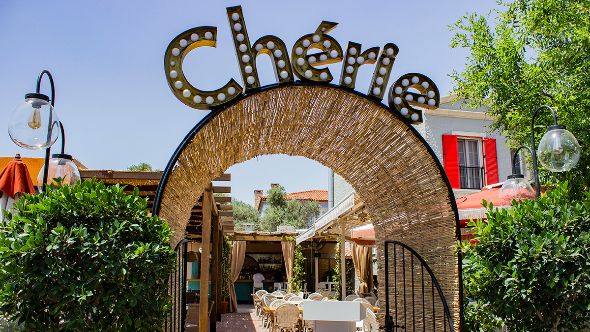 Chérie Alaçatı – Fransız Bistro & Bahçe Dekorasyonu Şantiye Uygulaması