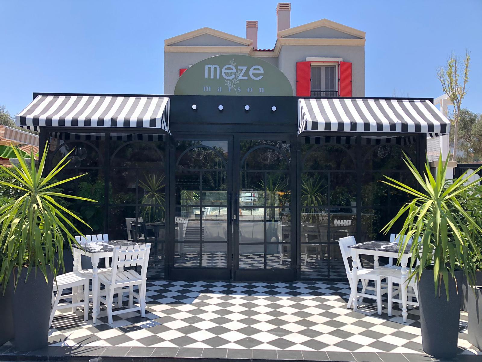 Meze Maison Alaçatı – Avlu Restoran Dekorasyonu